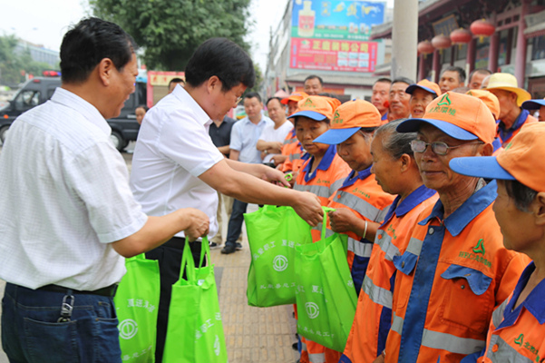 縣委書記王強民慰問一線環衛工人.JPG
