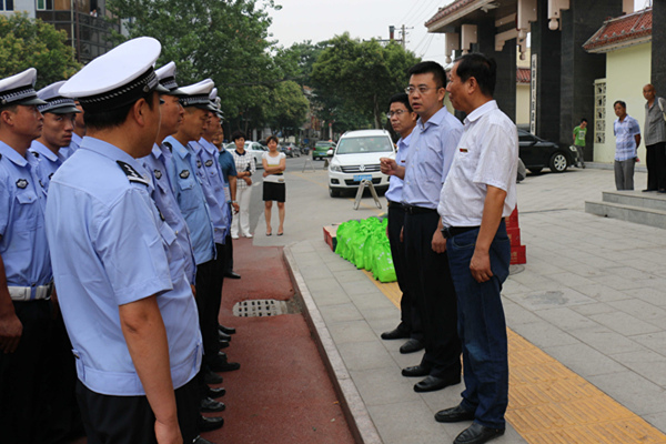 縣委副書記、縣長鐘偉慰問一線執勤交警.JPG