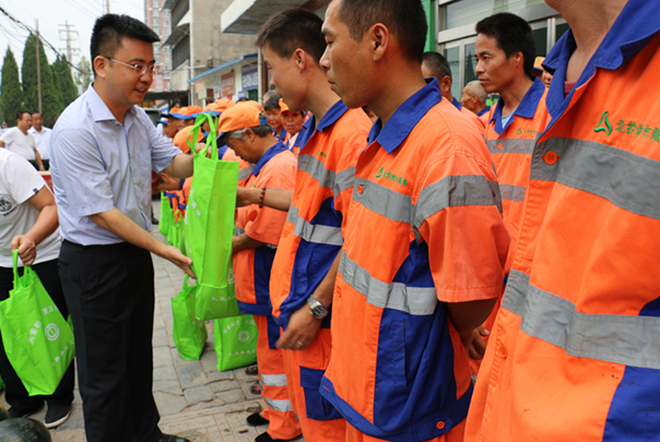 縣委副書記、縣長鐘偉慰問北控環境工作人員.jpg